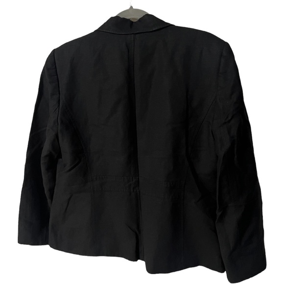 A Tahari jacket in black and a size 16 - Picture 6 of 6